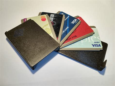 wallet that fans out cards